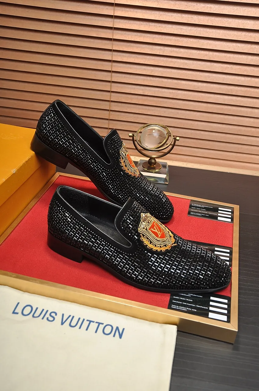 Men's men's shoes 💰560💶 [LV] (original single cowhide lining) 🍀LV's latest genuine leather business suit shoes are launched simultaneously on the official website. The first-layer cowhide imported from Italy is made of heavy gold, 💥1:1 rubber outsole from the official website. Versatile to wear, high-end without losing class, and the color combination is extraordinary. This four-season style is alluring when worn on your feet, showing off your big-name flair. Standard code 38-45 (45 customized)